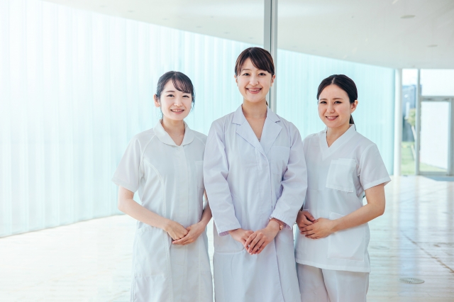 看護職の種類と働き方の特徴！看護師、准看護師、保健師、助産師、看護助手の違いとは？